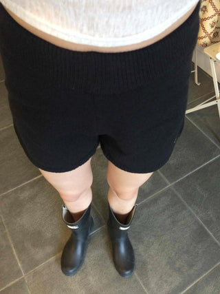 Minimal Pendant Knit Shorts