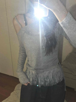 Delicate Fit Off-Shoulder Fringe Slim Knit