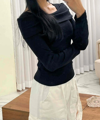 Delicate Fit Off-Shoulder Turtleneck Slim Fit Long Sleeve T-shirt