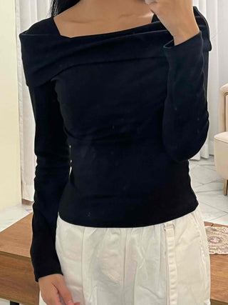 Delicate Fit Off-Shoulder Turtleneck Slim Fit Long Sleeve T-shirt