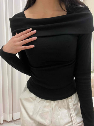 Delicate Fit Off-Shoulder Turtleneck Slim Fit Long Sleeve T-shirt