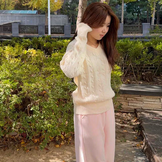 Soft Cable Pattern V-Neck Knit