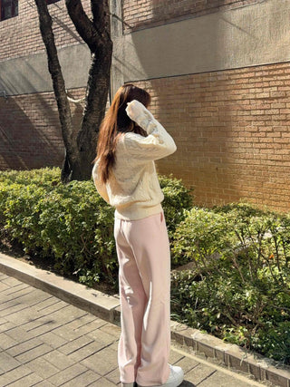 Soft Cable Pattern V-Neck Knit
