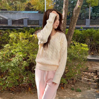 Soft Cable Pattern V-Neck Knit