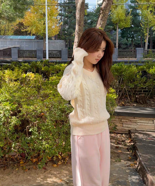 Soft Cable Pattern V-Neck Knit