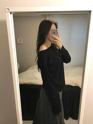 Delicate Fit Off-Shoulder Slim Fit Long Sleeve T-shirt