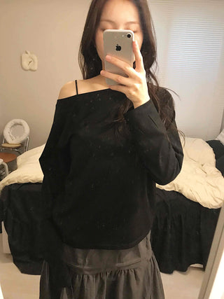 Delicate Fit Off-Shoulder Slim Fit Long Sleeve T-shirt