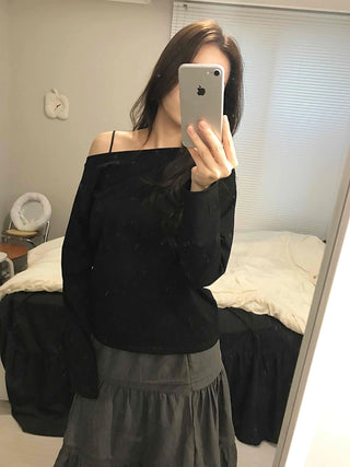 Delicate Fit Off-Shoulder Slim Fit Long Sleeve T-shirt