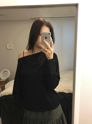 Delicate Fit Off-Shoulder Slim Fit Long Sleeve T-shirt
