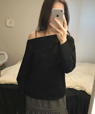 Delicate Fit Off-Shoulder Slim Fit Long Sleeve T-shirt