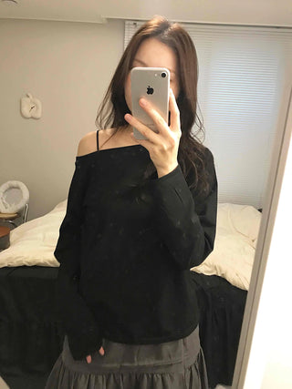 Delicate Fit Off-Shoulder Slim Fit Long Sleeve T-shirt