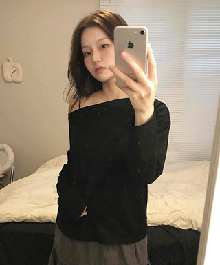 Delicate Fit Off-Shoulder Slim Fit Long Sleeve T-shirt