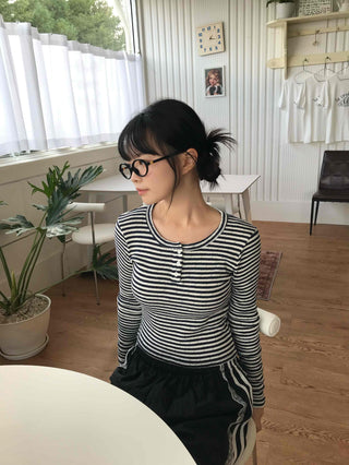 Minimalist button-punched striped T-shirt