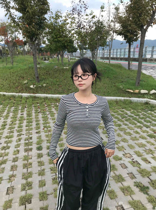Minimalist button-punched striped T-shirt