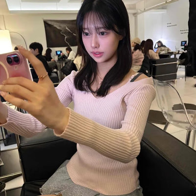 V-neck Slim Fit Off-shoulder Suzy Knit