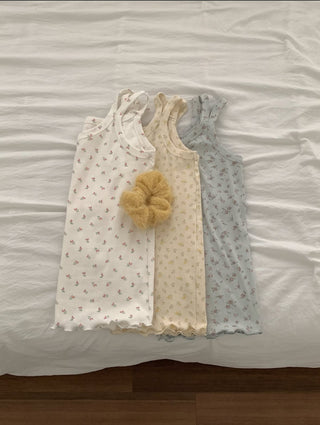 Flower pattern sleeveless top layered floral sleeveless top
