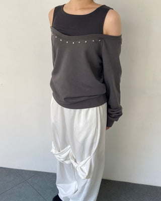 Studded off-shoulder sweatshirt sleeveless layered t-shirt