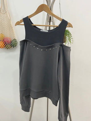 Studded off-shoulder sweatshirt sleeveless layered t-shirt
