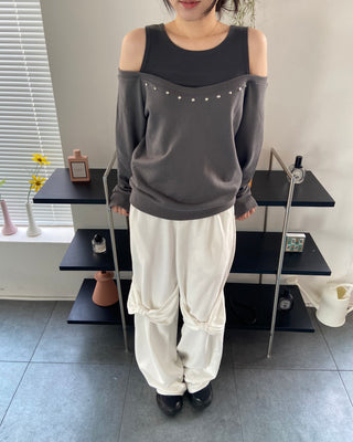 Studded off-shoulder sweatshirt sleeveless layered t-shirt