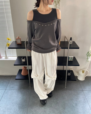 Studded off-shoulder sweatshirt sleeveless layered t-shirt