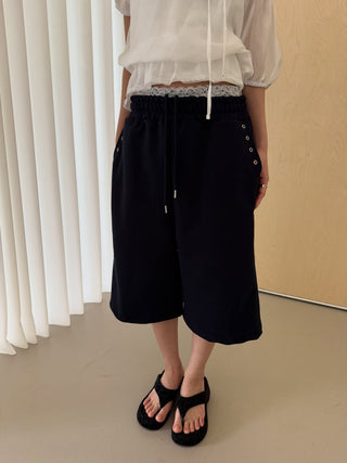 Pocket eyelet Bermuda shorts, terry studded elastic band shorts