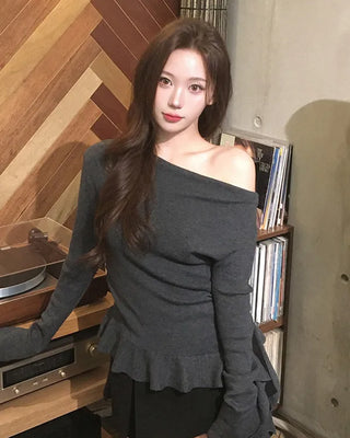 Off-shoulder frill shirred knit T-shirt