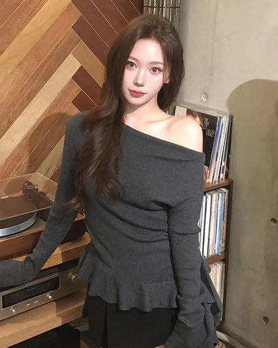 Off-shoulder frill shirred knit T-shirt