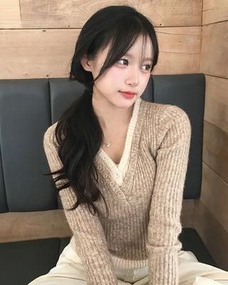 Two-tone layered V-neck boucle knit