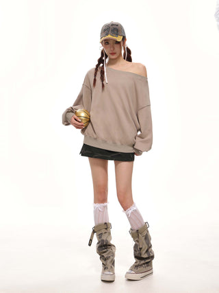One-shoulder oversize sweatshirt