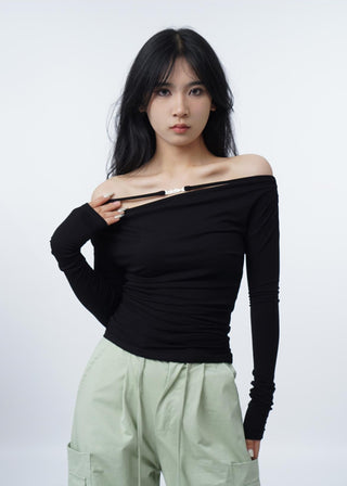Off-shoulder long sleeve slim T-shirt