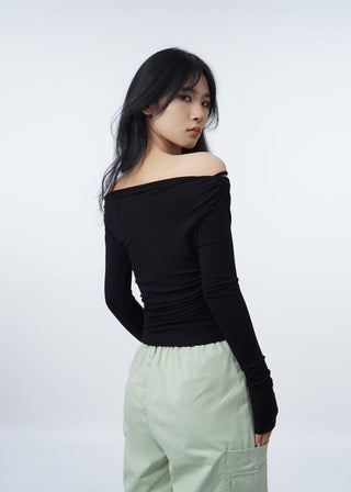 Off-shoulder long sleeve slim T-shirt