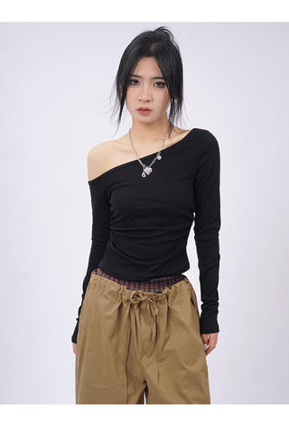 Off-shoulder crop long-sleeved slim top