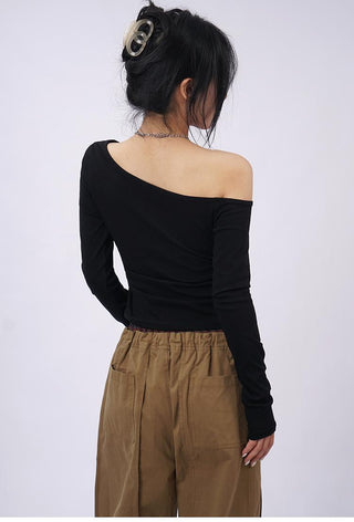 Off-shoulder crop long-sleeved slim top