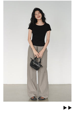 drooping wide pants