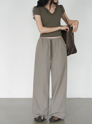drooping wide pants