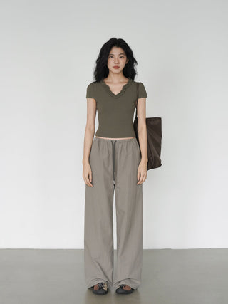 drooping wide pants