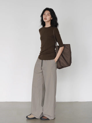 drooping wide pants
