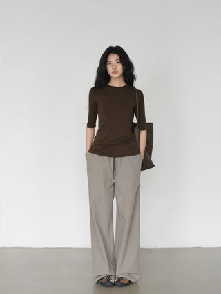drooping wide pants