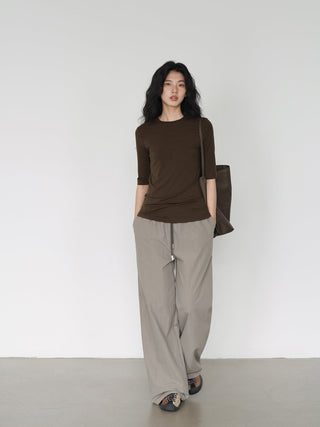 drooping wide pants