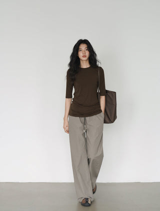 drooping wide pants