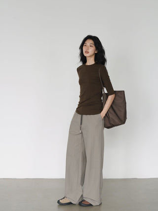 drooping wide pants