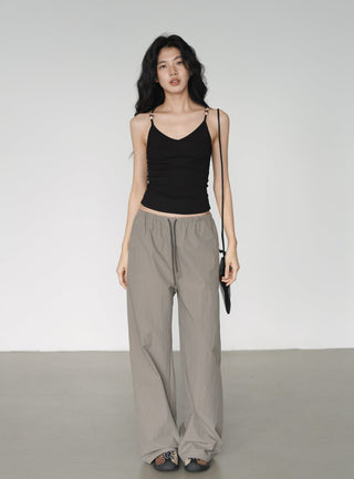 drooping wide pants