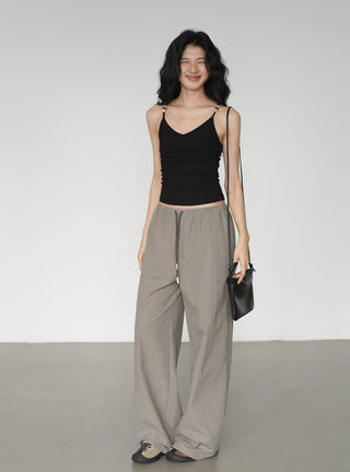 drooping wide pants