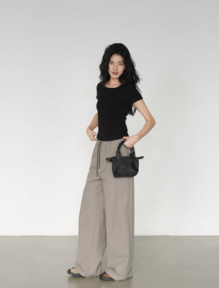 drooping wide pants