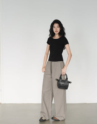 drooping wide pants
