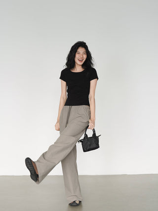 drooping wide pants