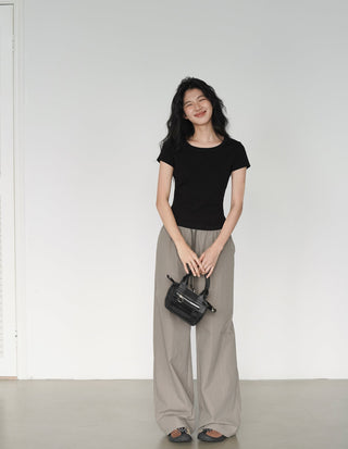drooping wide pants