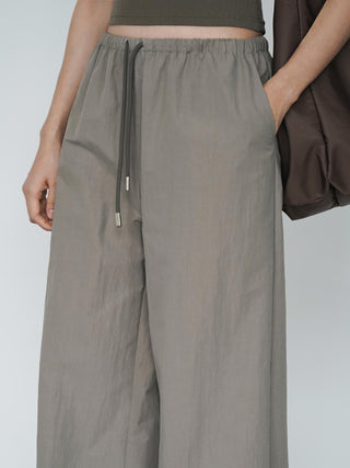 drooping wide pants