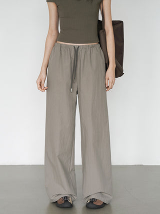 drooping wide pants
