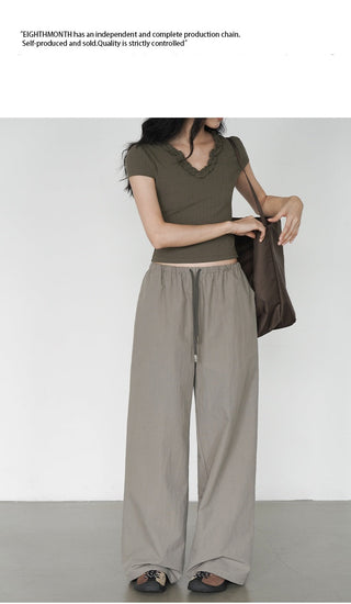drooping wide pants